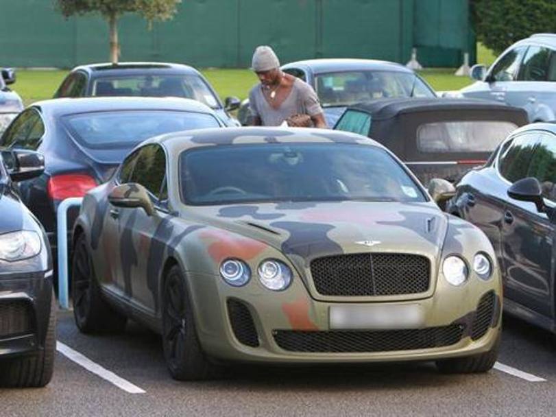 Appariscente come suo solito, anche il parco auto di Mario Balotelli d nell&#39;occhio almeno quanto il suo proprietario: la pi conosciuta  una versione a edizione limitata della Bentley Continental Supersports, con colorazione mimetica .Prezzo di listino della versione base: 255.000 Euro. 